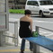 バスを待つ女性