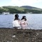 湖畔に佇む姉妹