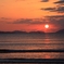波と夕日