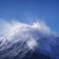 雪煙吹く厳冬富士