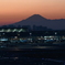 夕暮れの羽田空港からの富士山