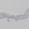 霧の中で着陸態勢のアリタリア航空