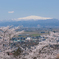 春の月山