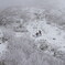 二人を包み込む雪山