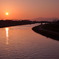 夕日の見える橋の上で