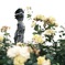 花に囲まれて