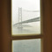 窓から見える明石海峡大橋