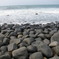 海と石