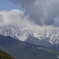雲をかぶってる白馬岳と小蓮華山