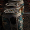 公園に並んだ陶器の椅子