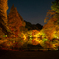紅葉の溶け込む池