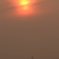 燃える太陽下のヨット