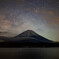 天の川が昇る夜空