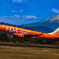 飛び立つ飛行機と雄大な富士山