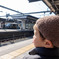 ホームで電車を待つ息子