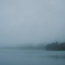 霧立ち込める湖