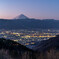 夜明けの富士と甲府盆地の街灯り