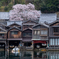 舟屋と桜