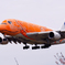 飛行機と桜と曇り空 2