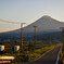富士山と電柱と道