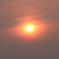 にらむ太陽の目