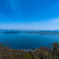 青い空と青い水面