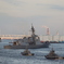親子みたいなイージス艦とタグボート