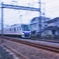 曇り空の下を