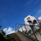急坂の下で見上げる青い空