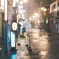豪雨の中、相合傘