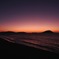 夕陽を渡る船は影絵のように