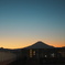 澄んだ夕暮れの冬空と富士