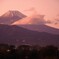 夕暮れに聳える