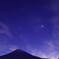流れる雲と夜の富士