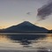 山中湖の夕暮れ時の富士山
