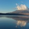 山中湖の朝に映る富士山の逆さ富士