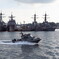 イージス艦と警備艇