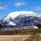 雪化粧の伊吹山と特急しらさぎ