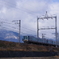 雪化粧した比良山の麓を走る電車