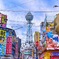 通天閣を見守るビリケンさん