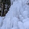 河川敷に広大な氷柱スポット