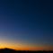 夜明けの空と細い月