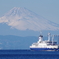 富士山を背景に進む