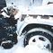 雪の中の車修理