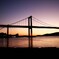 夕暮れに染まる空と美しいつり橋