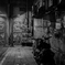 真夜中の路地裏で