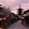 夕闇に紛れる桜と法観寺