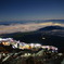 夜景と夜空と登山者