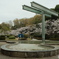 美術館のオブジェがある公園の桜