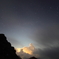 光る雲と星空